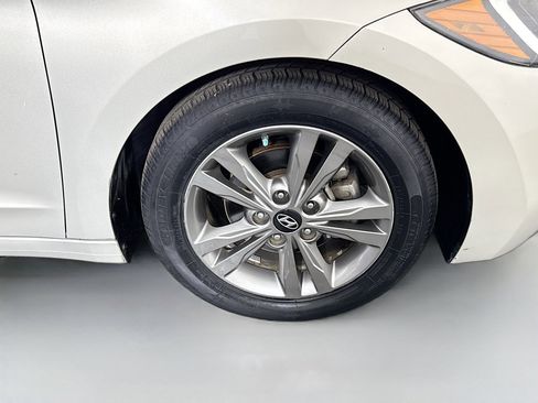 Used 2017 Hyundai Elantra SE image 31