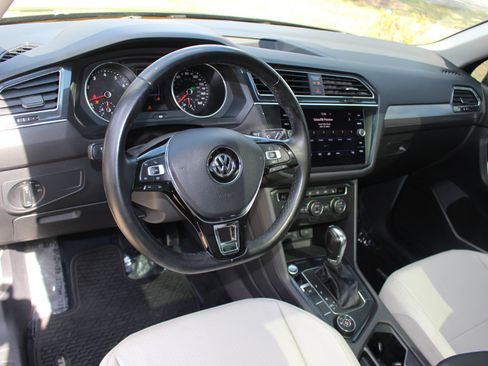 Used 2019 Volkswagen Tiguan SE w/ Panoramic Sunroof Package image 14