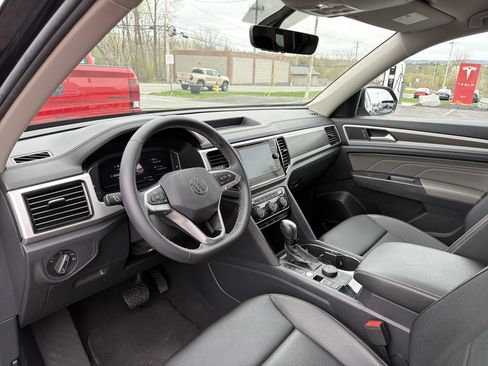 Used 2023 Volkswagen Atlas SE w/ Black Wheel Package image 9