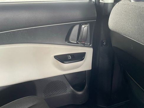 Used 2024 Kia Carnival LX image 30