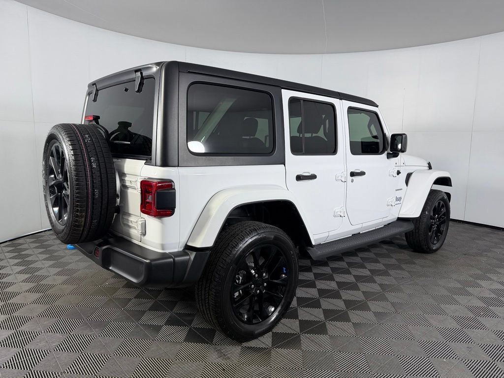Used 2023 Jeep Wrangler Unlimited Sahara AWD/4WD image 10