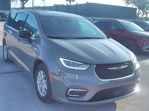 Used 2025 Chrysler Pacifica Select FWD image 22