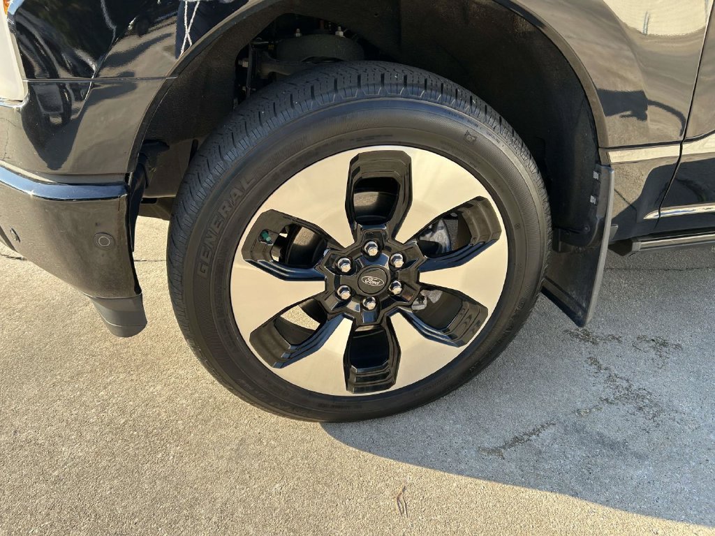 Used 2023 Ford F150 Lightning Platinum AWD/4WD image 9