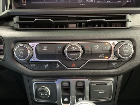 Used 2025 Jeep Wrangler Sport image 16