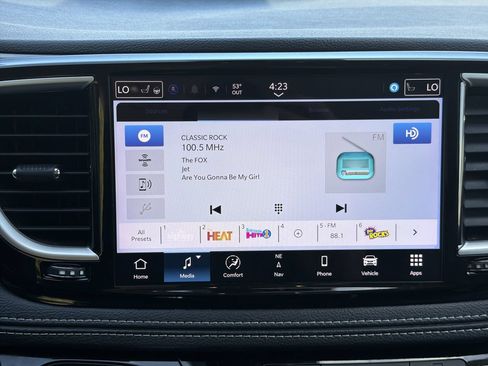 Used 2024 Chrysler Pacifica Limited FWD image 16