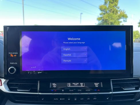 Used 2025 Toyota Sienna XLE AWD/4WD image 17
