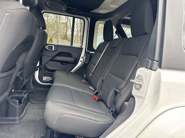 Used 2022 Jeep Wrangler Unlimited Sahara AWD/4WD image 7