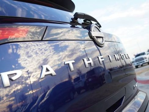 Used 2024 Nissan Pathfinder SV image 12