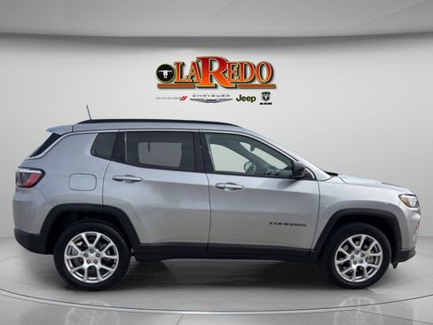 Used 2024 Jeep Compass Latitude image 8