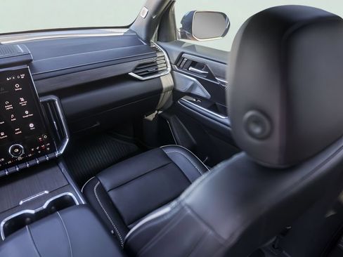 Used 2024 GMC Acadia Denali w/ Super Cruise Package FWD image 32