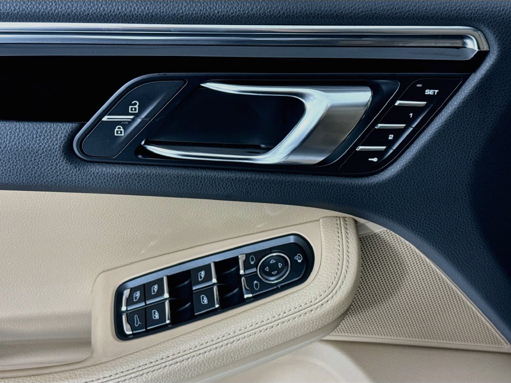 Certified 2025 Porsche Macan AWD/4WD image 11
