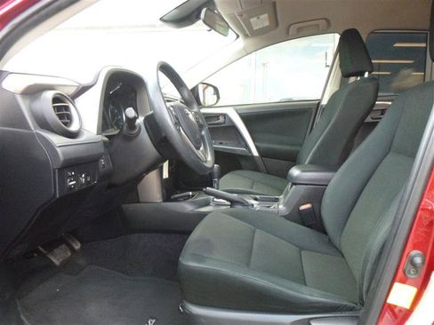 Used 2018 Toyota RAV4 LE w/ Carpet Mat Package AWD/4WD image 5
