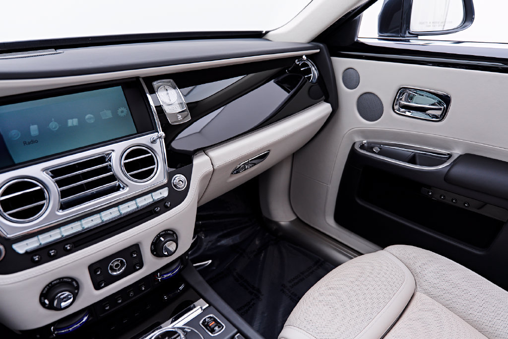 Used 2016 Rolls-Royce Ghost RWD image 91