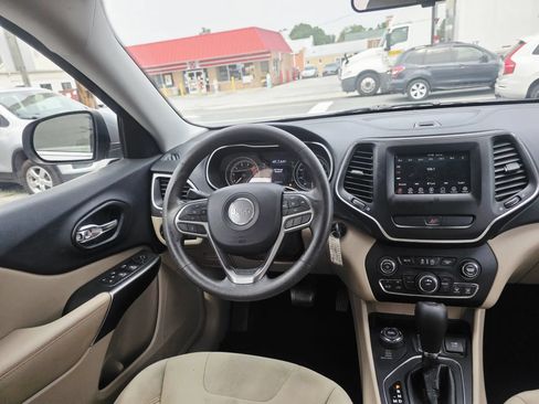 Used 2019 Jeep Cherokee Latitude w/ Popular Appearance Group AWD/4WD image 17