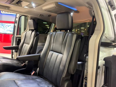 Used 2016 Chrysler Town & Country Touring-L image 21