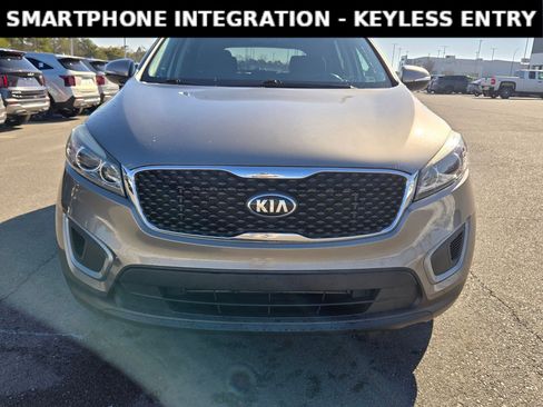 Used 2017 Kia Sorento LX w/ LX Convenience Package image 2