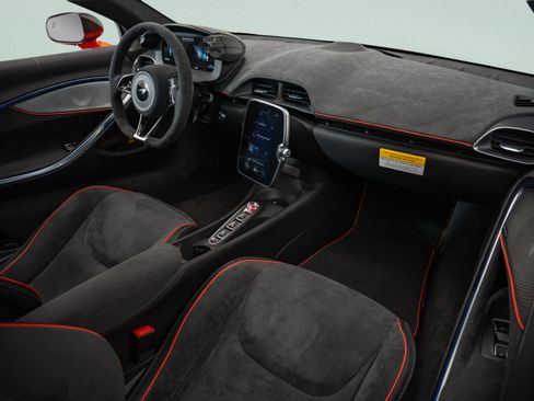 Used 2023 McLaren Artura RWD image 8