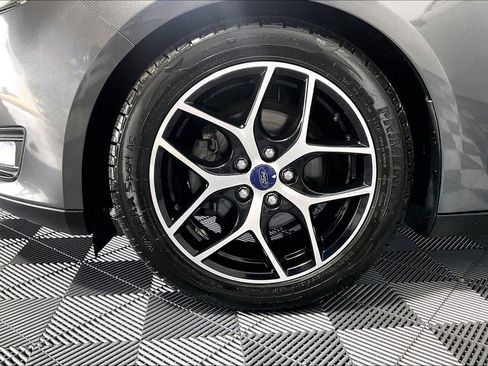 Used 2018 Ford Focus SE w/ SE Appearance Package FWD image 8