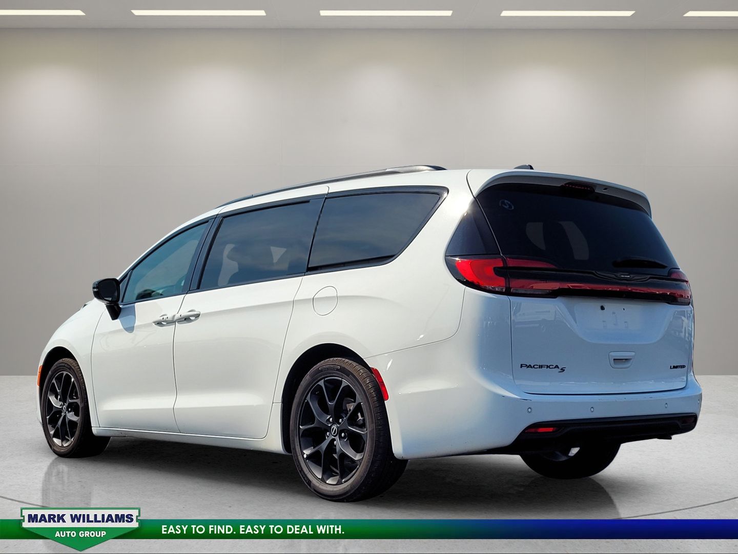 Used 2025 Chrysler Pacifica Limited FWD image 6