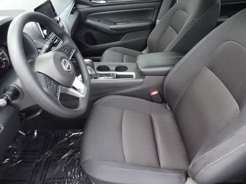 Used 2025 Nissan Altima 2.5 SV FWD image 6