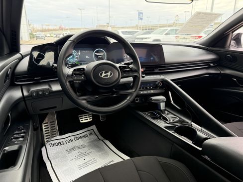 Certified 2025 Hyundai Elantra SEL image 21