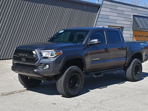 Used 2017 Toyota Tacoma TRD Off-Road image 5