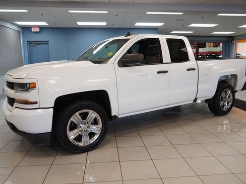 Used 2019 Chevrolet Silverado 1500 Custom w/ Custom Convenience Package image 3