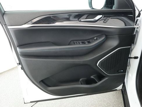 Used 2023 Jeep Grand Cherokee Trailhawk image 8