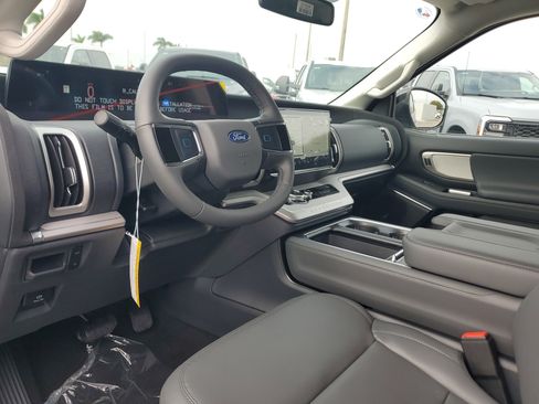 New 2026 Ford Expedition Active image 9