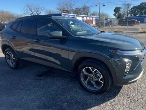 Certified 2025 Chevrolet Trax LT image 2