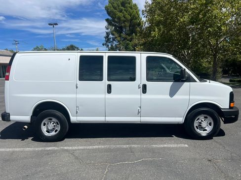 Used 2015 Chevrolet Express 2500 RWD image 4