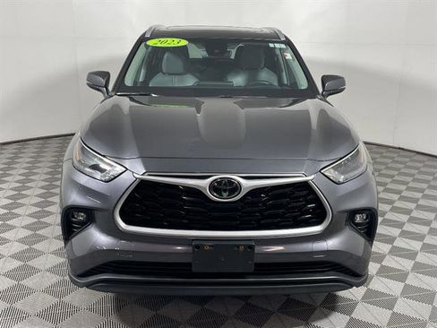 Used 2023 Toyota Highlander XLE AWD/4WD image 2