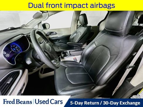 Used 2024 Chrysler Pacifica Touring-L FWD image 25