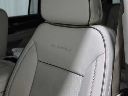 Used 2022 GMC Yukon XL Denali w/ Advanced Technology Package image 5