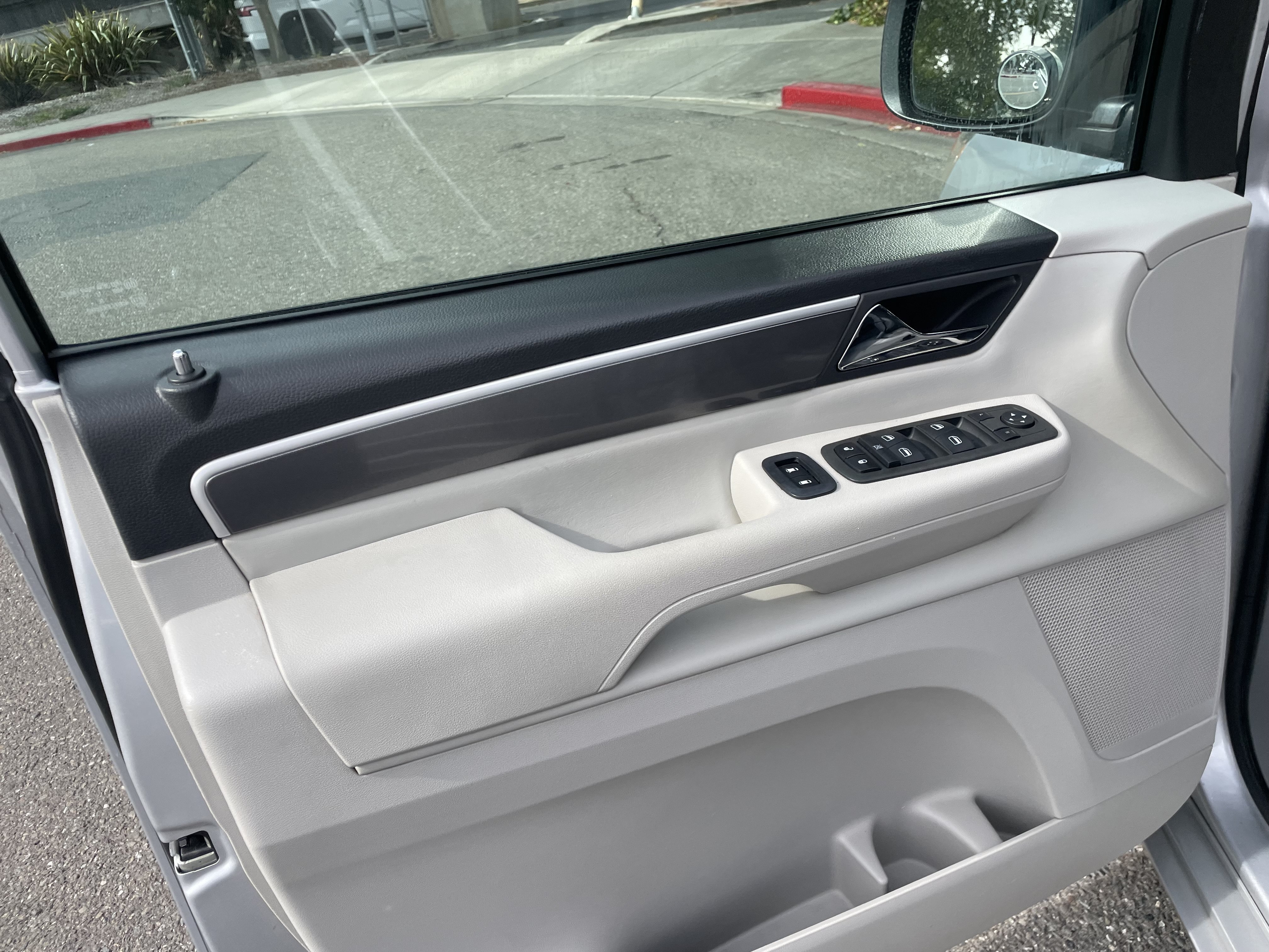 Used 2010 Volkswagen Routan SE FWD image 13