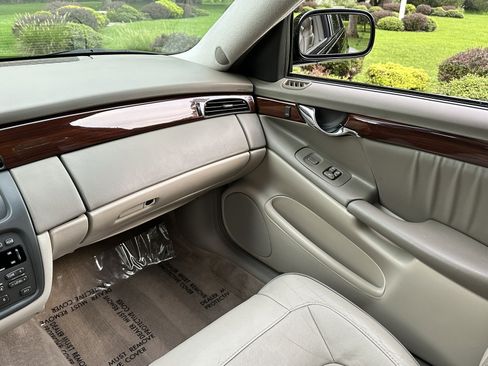 Used 2005 Cadillac De Ville w/ Limited Edition Package FWD image 15