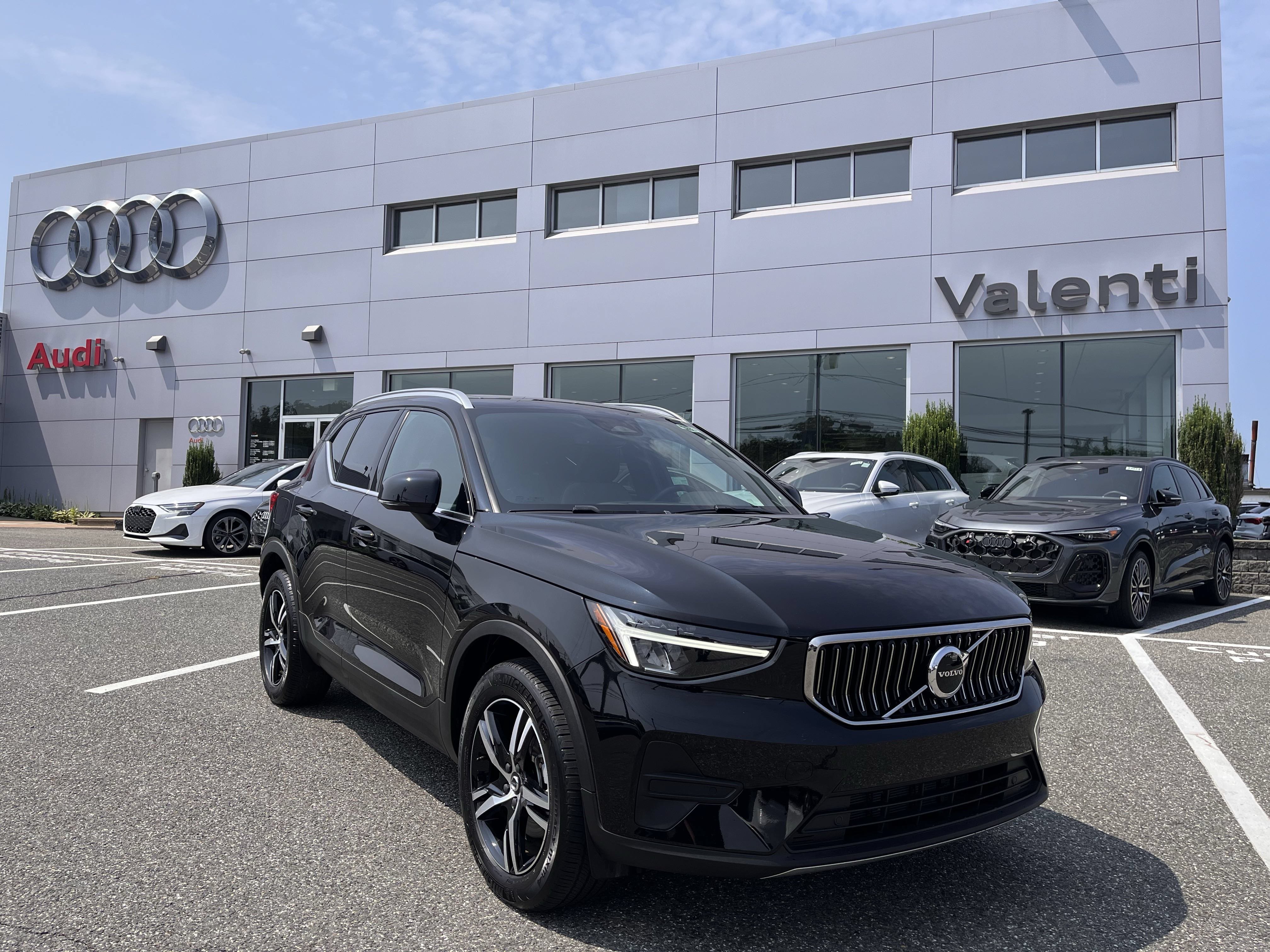 Certified 2025 Volvo XC40 B5 Core AWD/4WD image 1