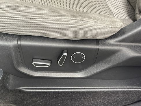 Used 2018 Ford F150 XLT w/ Equipment Group 302A Luxury AWD/4WD image 16