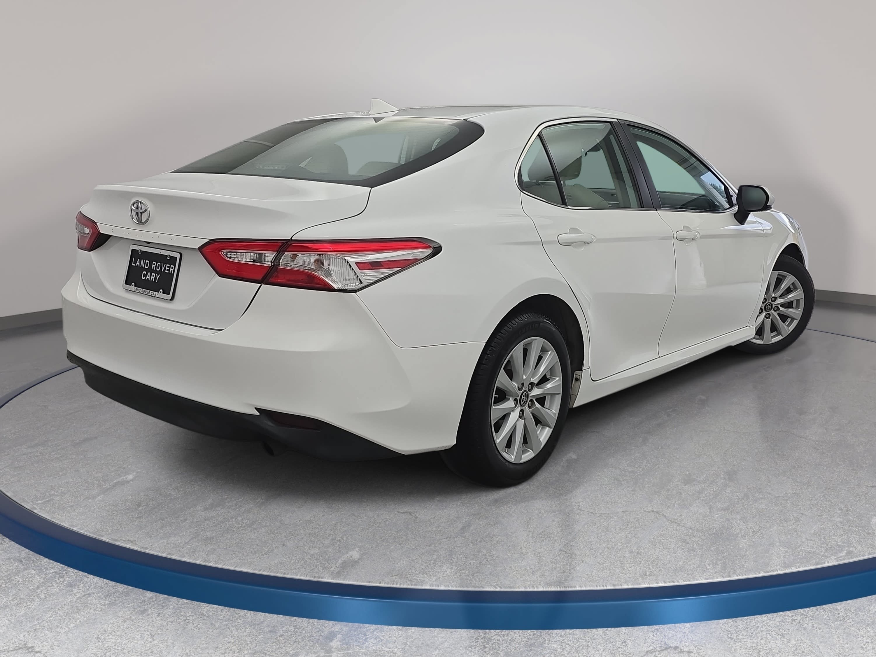 Used 2019 Toyota Camry LE FWD image 5