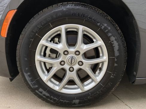 Used 2023 Chrysler Pacifica Touring-L FWD image 8