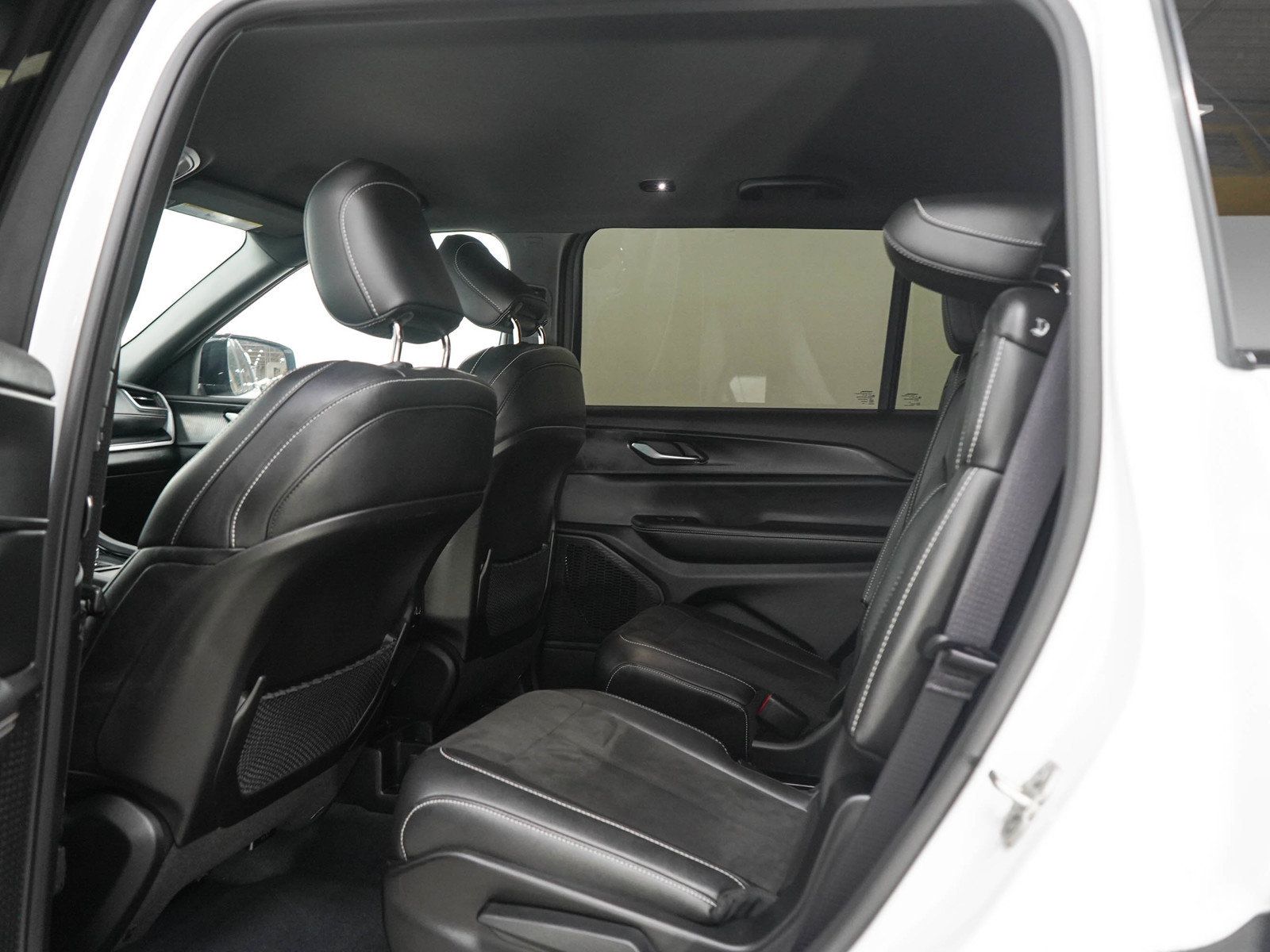 Used 2023 Jeep Grand Cherokee L Laredo AWD/4WD image 18
