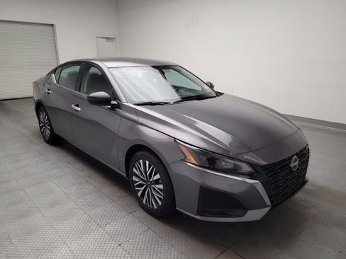 Used 2025 Nissan Altima 2.5 SV FWD image 13