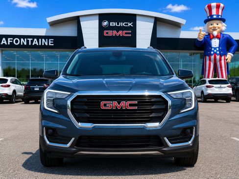 Used 2024 GMC Terrain SLE w/ Driver Convenience Package FWD image 2