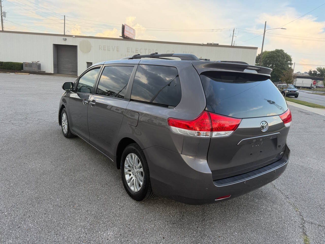 Used 2013 Toyota Sienna XLE FWD image 3