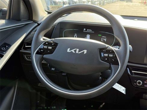Used 2023 Kia Niro LX image 9