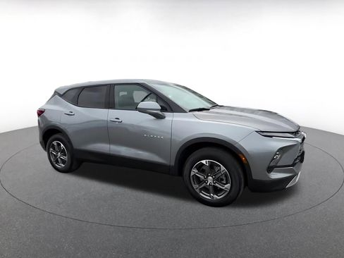 Used 2025 Chevrolet Blazer LT FWD image 2