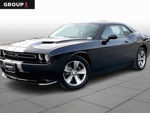 Used 2016 Dodge Challenger SXT image 1