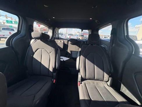 Certified 2023 Chrysler Pacifica Touring image 22