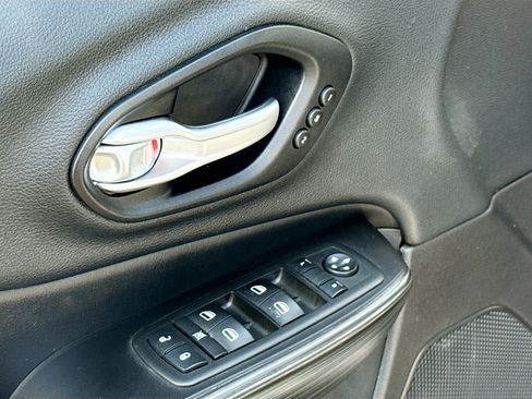 Used 2014 Jeep Cherokee Limited w/ Technology Group AWD/4WD image 8