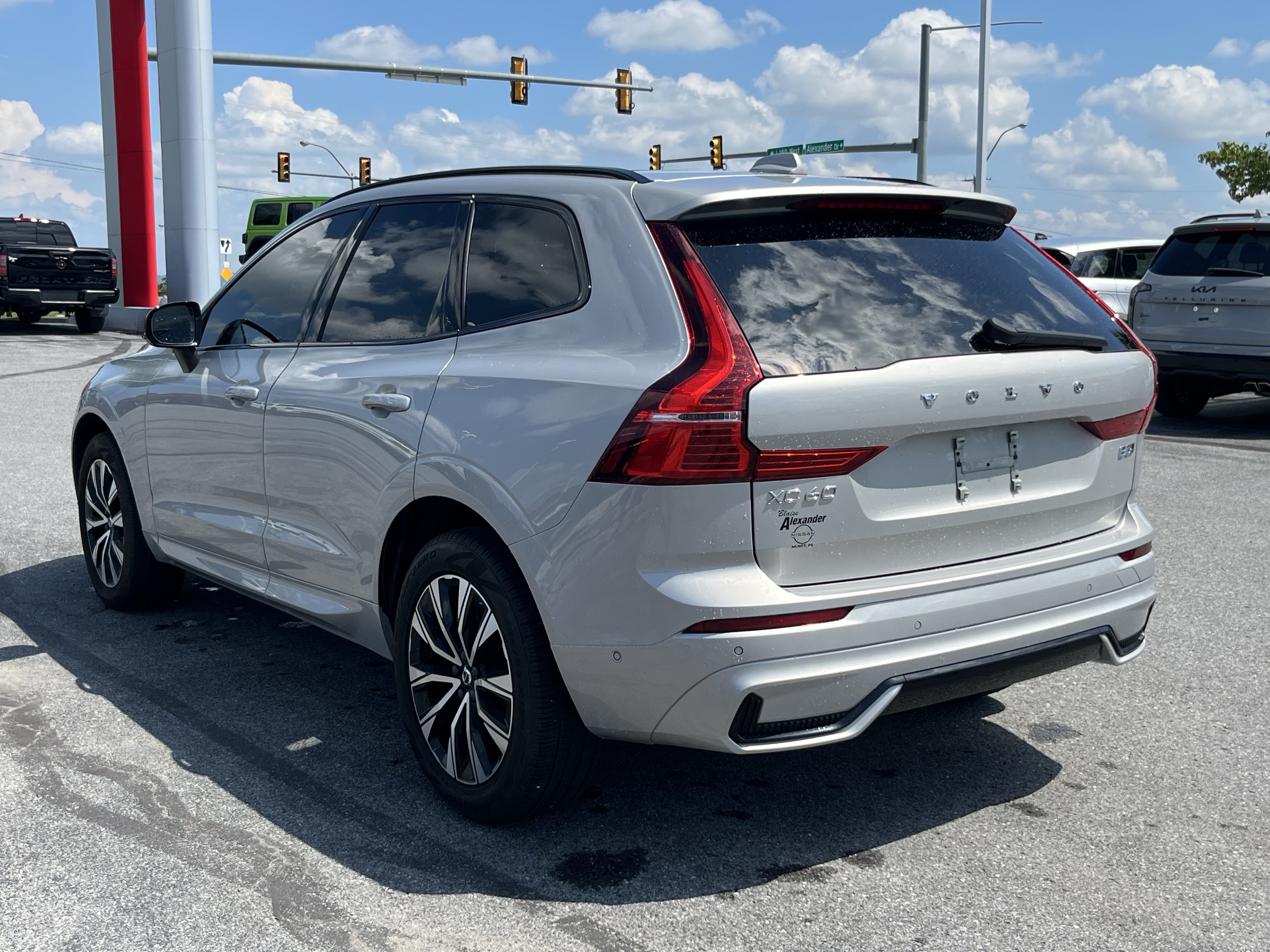 Used 2025 Volvo XC60 B5 Plus AWD/4WD image 9